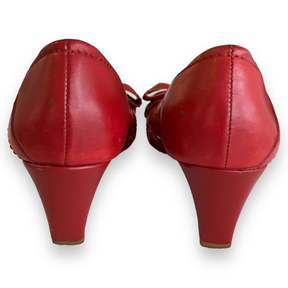 BCBG RED LEATHER PEEP TOE WEDGE SHOE WITH FRONT BOW. WOMEN’S SIZE 6 - Picture 4 of 5